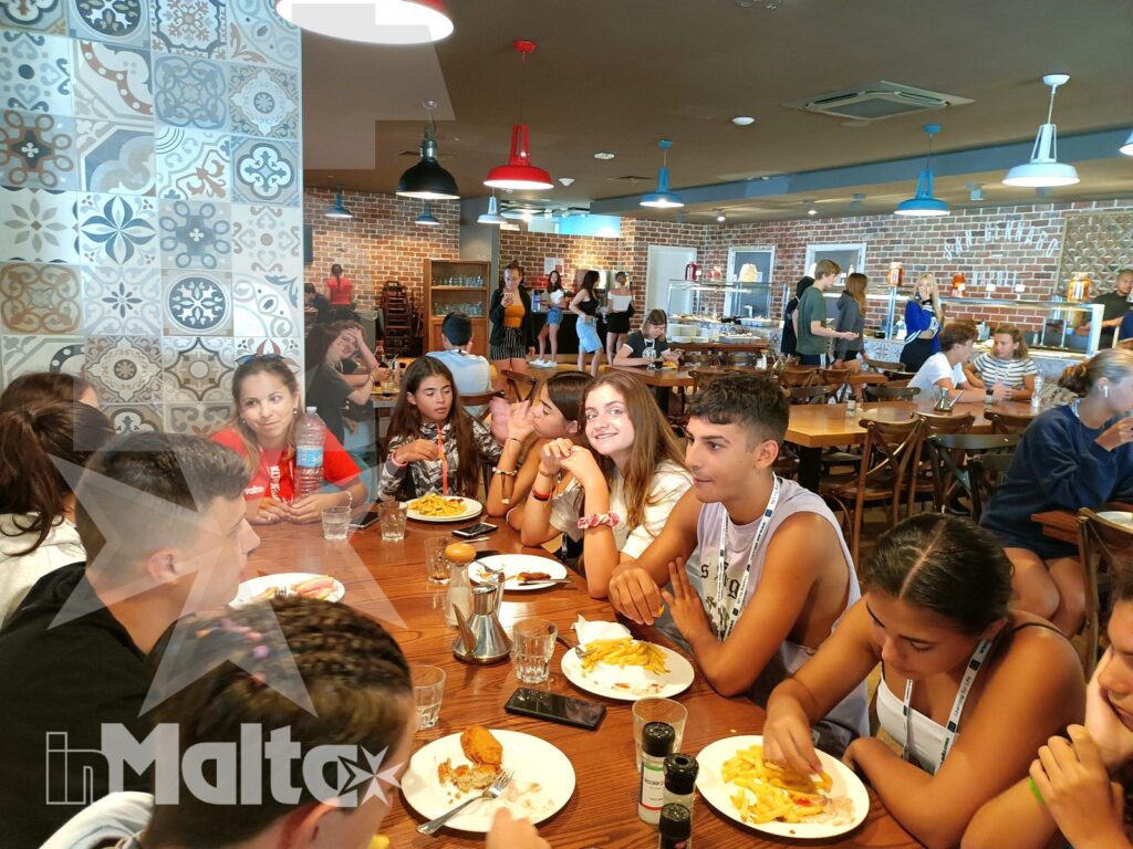 Salini Resort - Studenti inMalta al ristorante Vecchia Napoli Studenti e studentesse inMalta a tavola al ristorante Vecchia Napoli del Salini Resort
