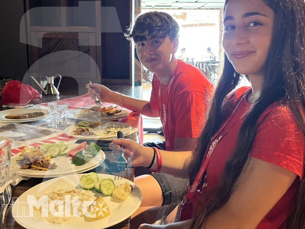Salini Resort - Studenti inMalta mostrano i piatti della cena Studenti inMalta mostrano i piatti scelti al buffet durante la cena al Salini Resort