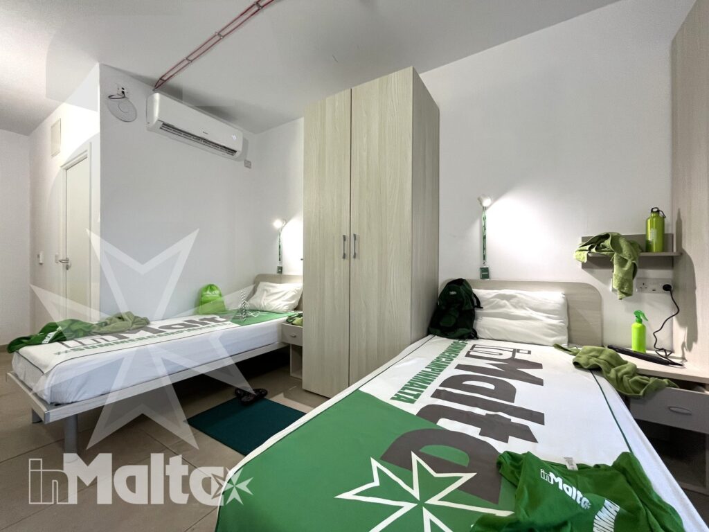 Camera doppia del Campus inMalta con letti singoli e scrivania