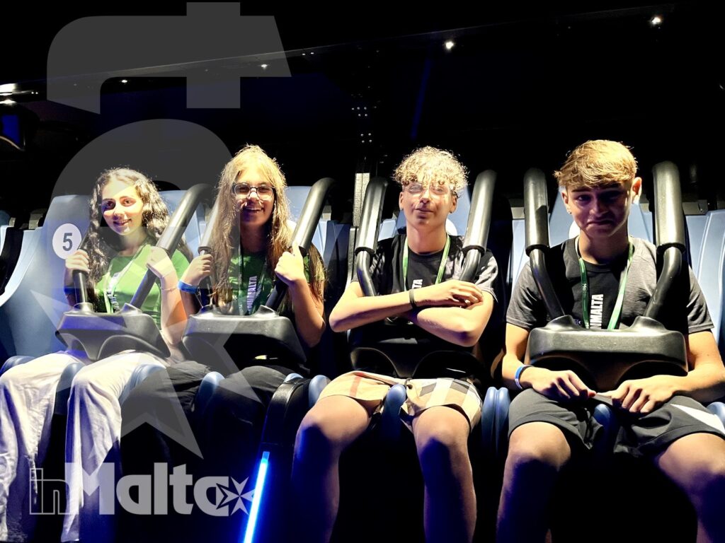 Studentesse inMalta durante il Flight Simulator sulla storia e i paesaggi di Malta