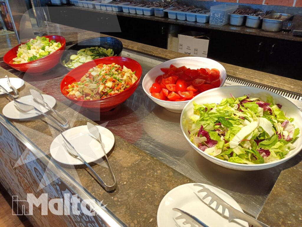 Insalate miste e verdure crude disponibili al buffet del ristorante