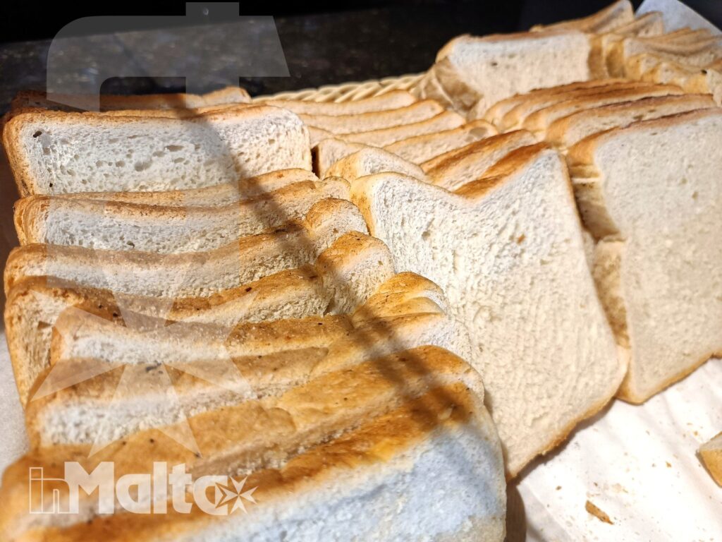 Salini Resort - Pane bianco a fette al buffet Pane bianco a fette disposto nel buffet del ristorante Vecchia Napoli