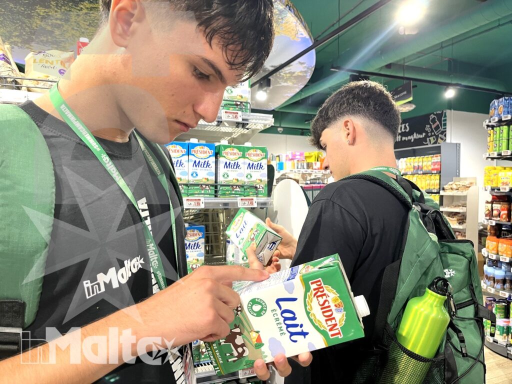 Spesa al supermercato Welbee's - Campus inMalta Ragazzo mentre sceglie prodotti al supermercato Welbee's del Campus inMalta