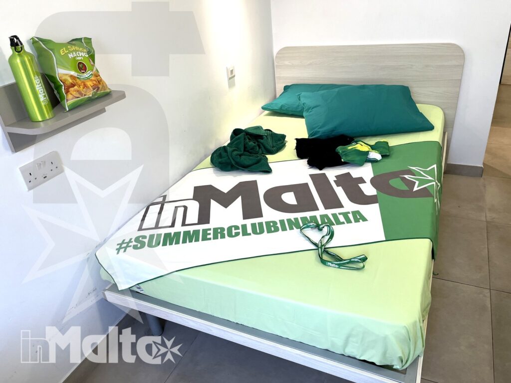 Camera singola del Campus inMalta con letto singolo e biancheria