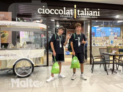 Due studenti sorridono davanti a una gelateria italiana, vivendo un momento di socialità durante il soggiorno studio a Paceville.
