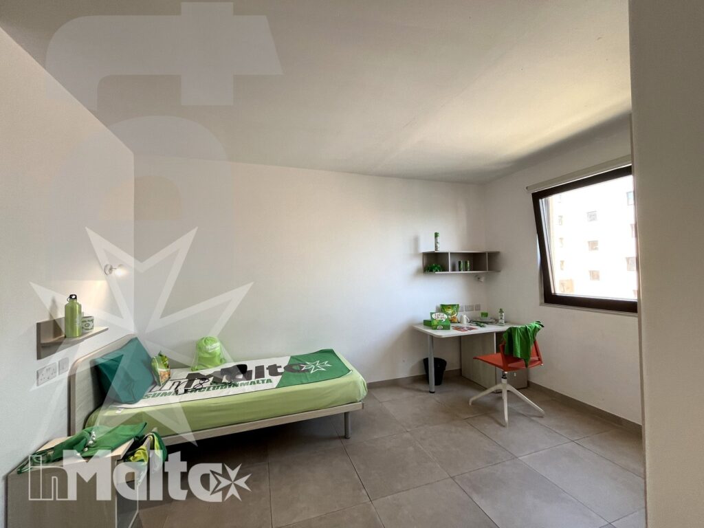 Tre letti singoli e zona studio nella camera tripla del Campus inMalta