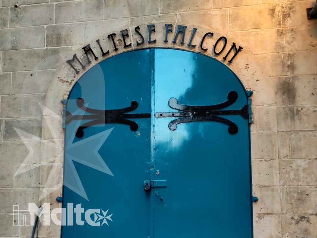 Dettaglio architettonico maltese nel centro storico di Mdina Porta blu decorata con ferro battuto sulla facciata in pietra di un edificio storico nel centro di Mdina.