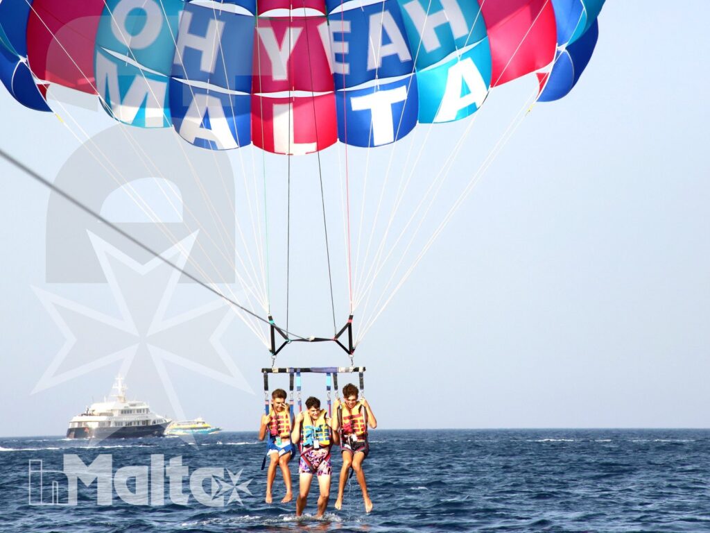 Esperienza di parasailing a Malta - Vacanza Studio Esperienza di parasailing sul mare durante una vacanza studio a Malta