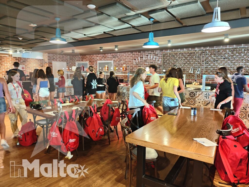 Salini Resort - Studenti ai tavoli del ristorante Vecchia Napoli Studenti e studentesse inMalta ai tavoli del ristorante Vecchia Napoli