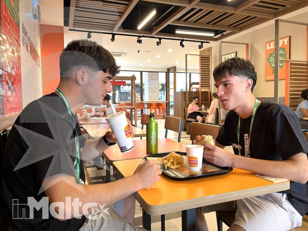 Due studenti trascorrono una pausa pranzo informale insieme durante la loro esperienza di soggiorno linguistico