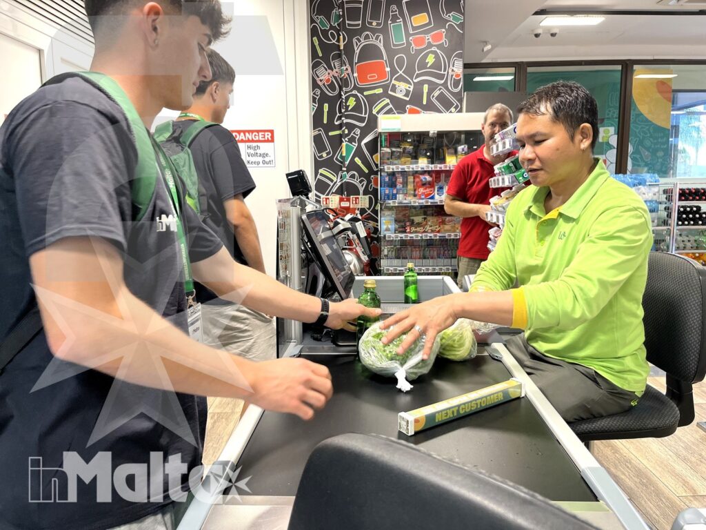 Ragazzi alla cassa di Welbee's - Campus inMalta Ragazzi alla cassa del supermercato Welbee's all'interno del Campus inMalta