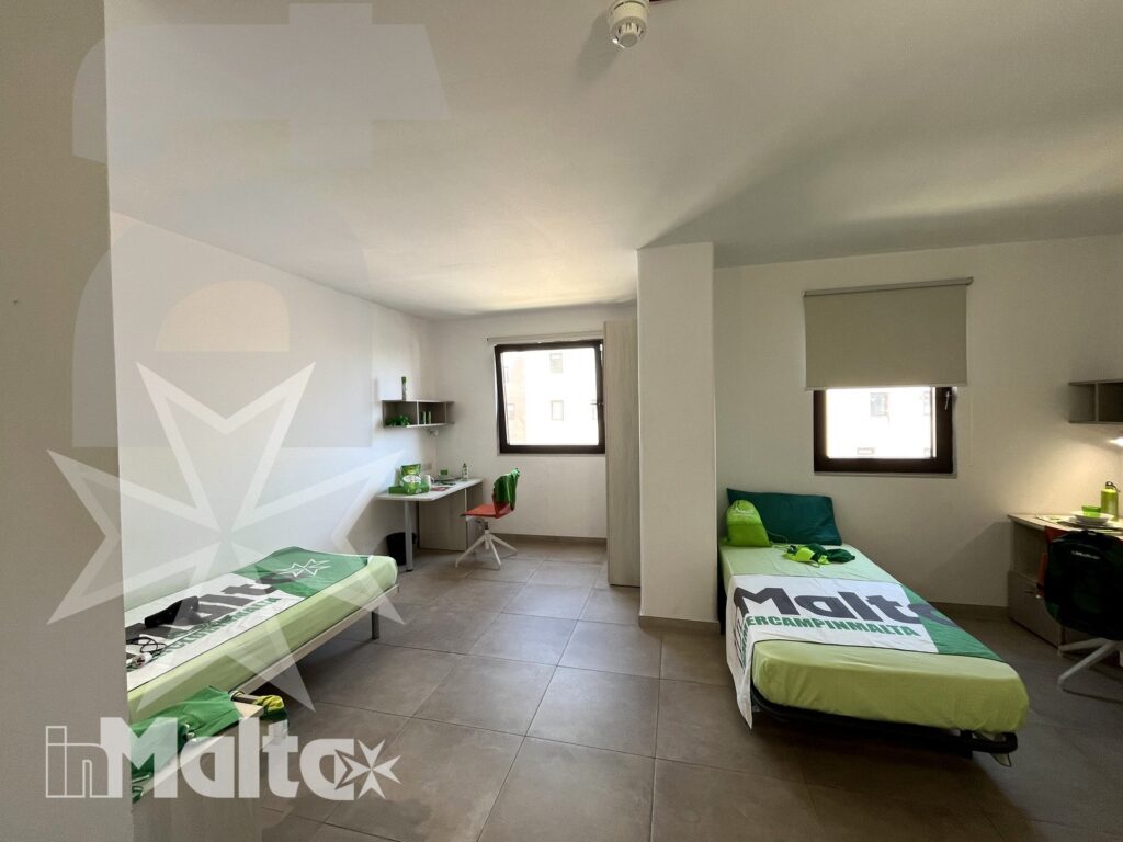Vista completa della camera tripla del Campus inMalta con tre letti singoli