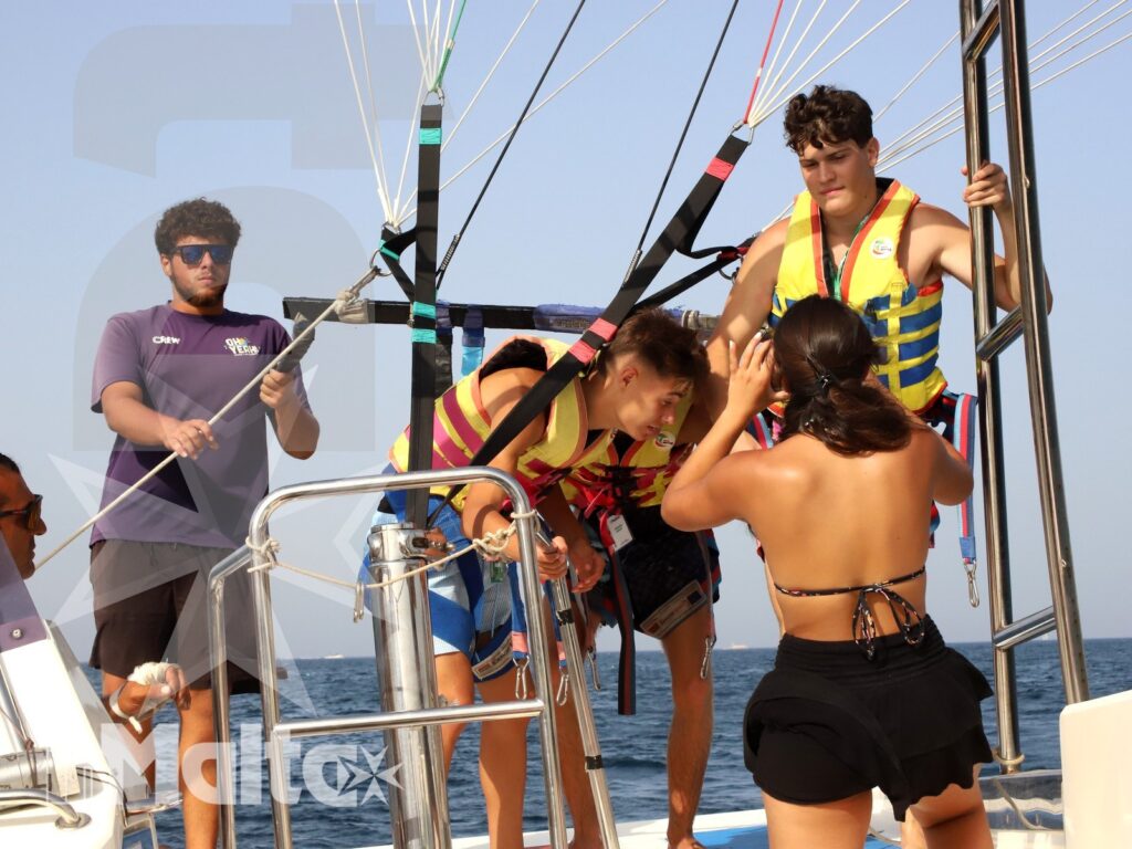 Ragazzi pronti per il parasailing a Malta Ragazzi sulla piattaforma della barca prima del parasailing a Malta