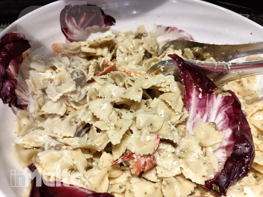 Salini Resort - Insalata di cavolo e verdure Insalata di cavolo e verdure con condimento cremoso al buffet