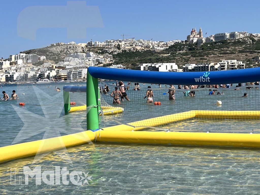 Vista del percorso Water Games galleggiante con passerelle e ostacoli gonfiabili sul mare di Malta