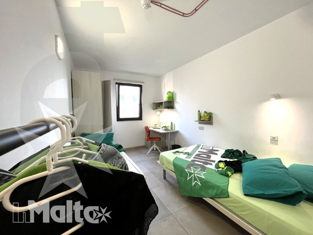 Camera singola del Campus inMalta con letto, scrivania e zona studio