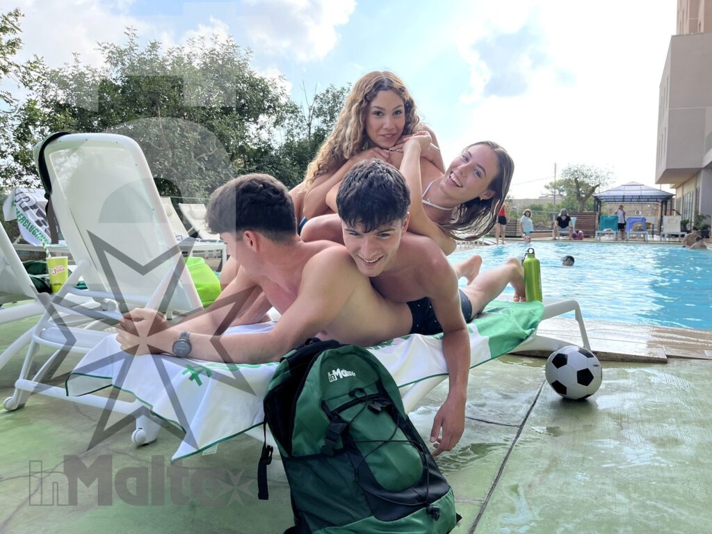Ragazzi insieme a bordo piscina durante il soggiorno al Campus inMalta