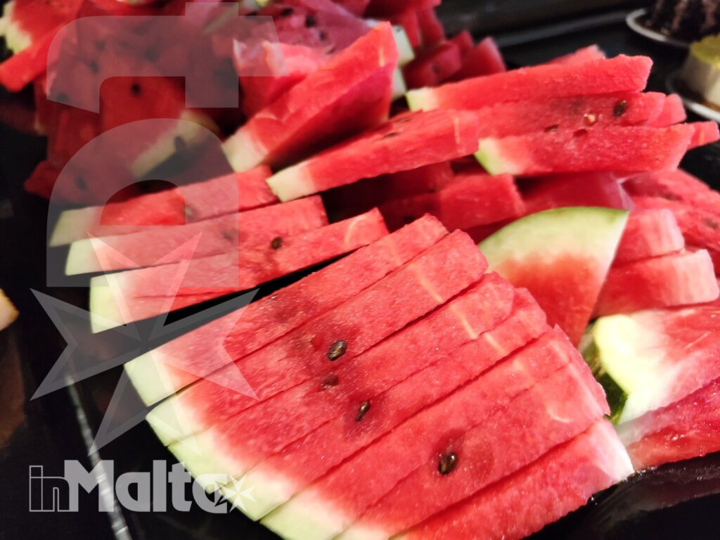 Salini Resort - Melone al buffet Anguria fresca tagliata a fette nel buffet dei dessert