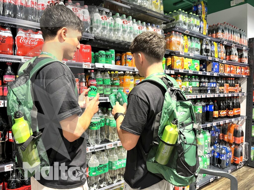 Ragazzi al supermercato Welbee's - Campus inMalta Ragazzi durante la spesa al supermercato Welbee's del Campus inMalta