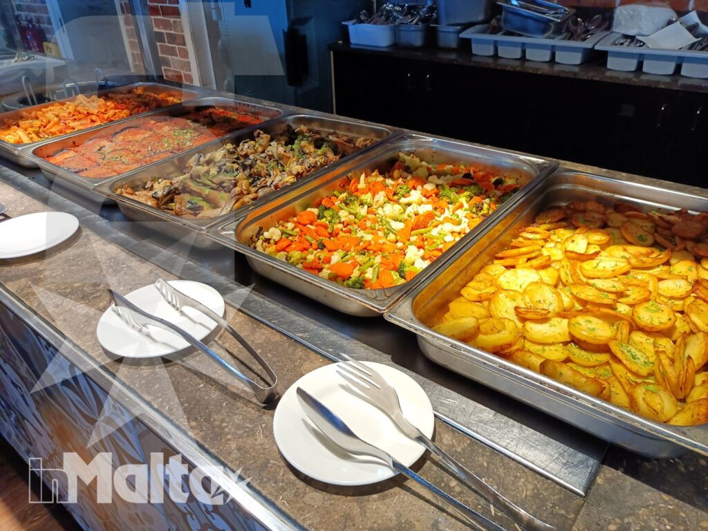 Salini Resort - Pietanze calde e verdure al buffet Vassoi con verdure e pietanze gratinate nel buffet caldo