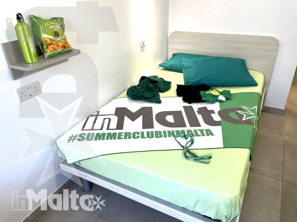 Letto singolo della camera del Campus inMalta con biancheria
