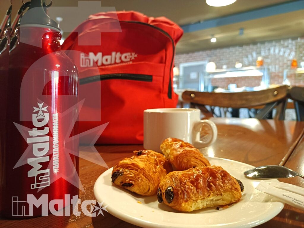 Salini Resort - Caffu00e8 e croissant al ristorante Vecchia Napoli Caffu00e8 croissant serviti per la colazione al ristorante Vecchia Napoli interno al Salini Resort