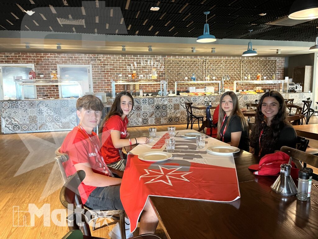 Salini Resort - Studenti inMalta sorridono insieme a tavola Studenti inMalta sorridono insieme a tavola nella sala del ristorante Vecchia Napoli