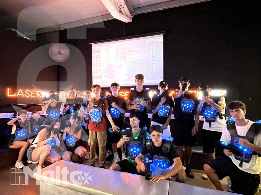 Gruppo di studenti inMalta posa insieme al termine dell'attività di Laser Game