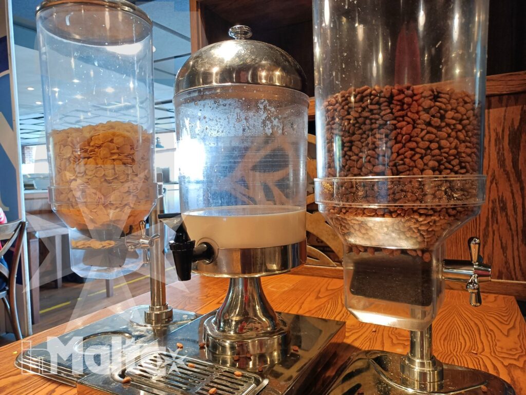 Salini Resort - Cereali e bevande nella zona colazione Distributori di cereali e bevande nella zona colazione del ristorante Vecchia Napoli