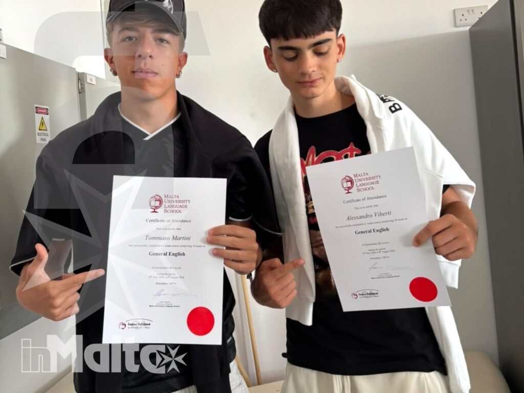 Studenti celebrano gli attestati al termine dell'esperienza formativa Due studenti adolescenti sorridono mostrando gli attestati e celebrano il risultato ottenuto durante la loro esperienza formativa.