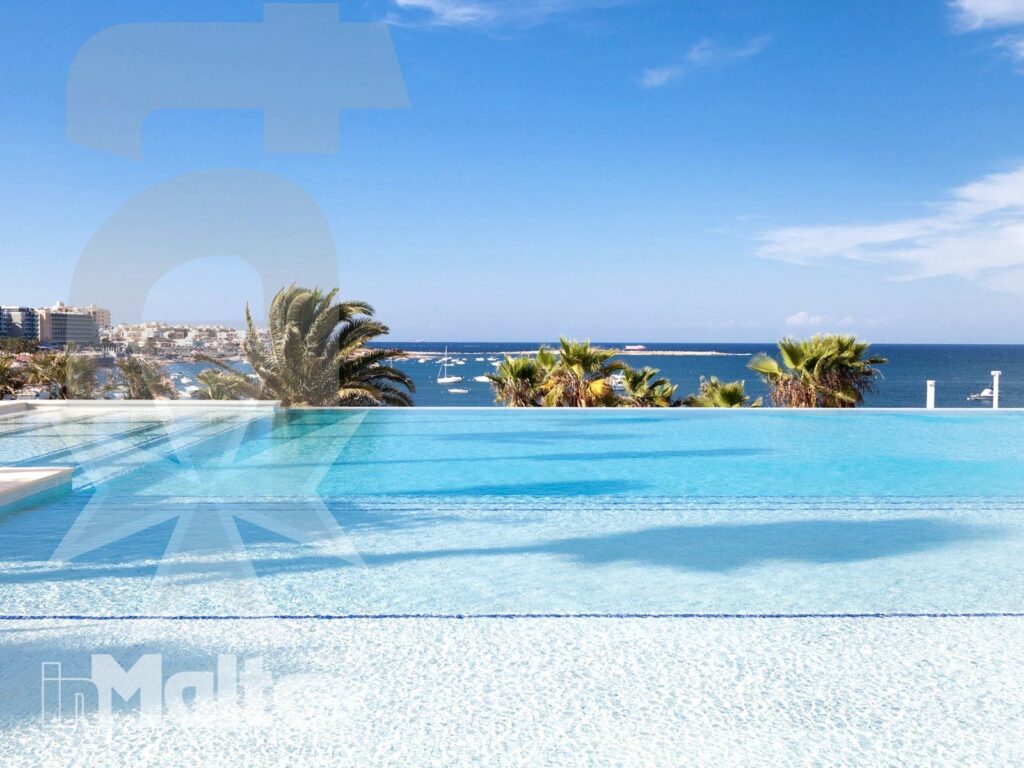 Piscina a sfioro luminosa con acqua turchese, palme, mare e paesaggio costiero di Malta sotto il cielo limpido.