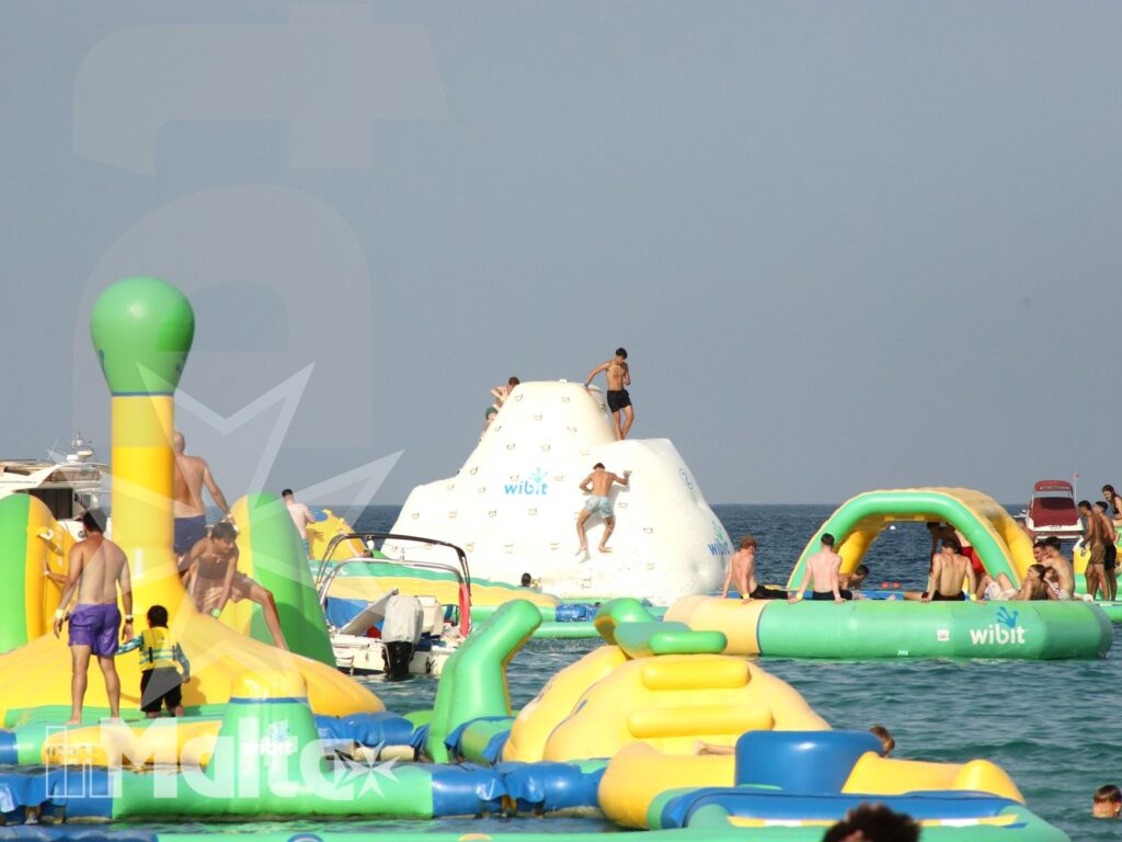 Percorso Water Games con scivoli e gonfiabili colorati nelle acque limpide della costa maltese