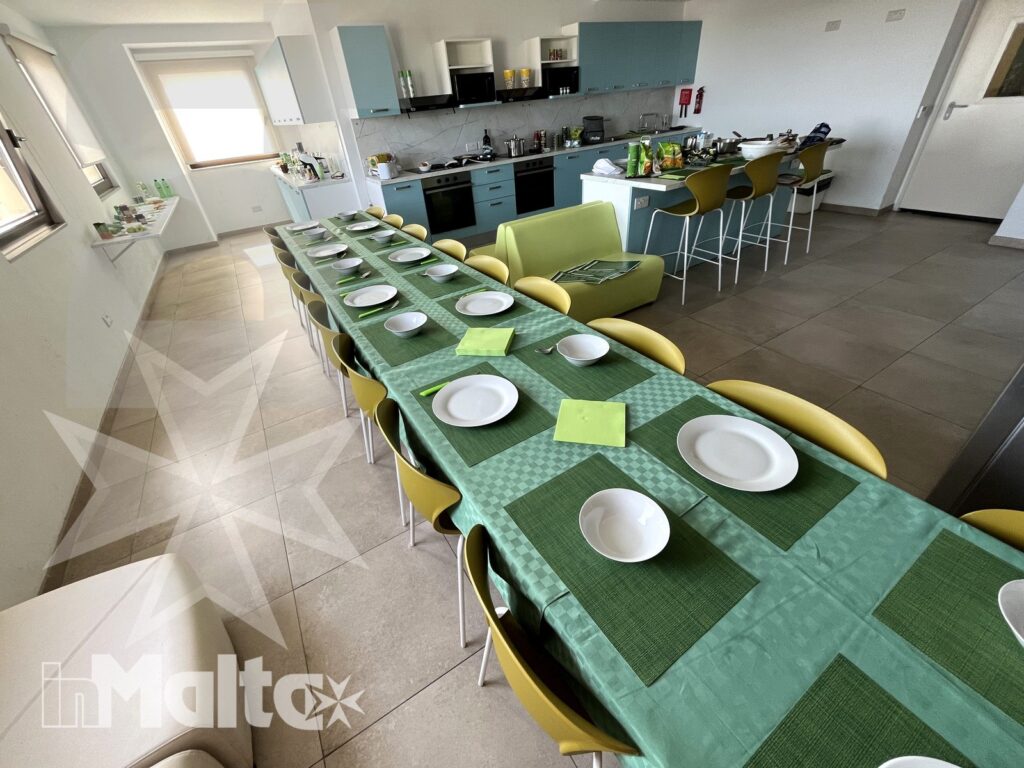 Tavolo apparecchiato nella cucina - Campus inMalta Tavolo apparecchiato nella cucina comune del Campus inMalta