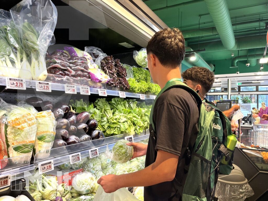 Reparto frutta e verdura di Welbee's - Campus inMalta Ragazzo nel reparto frutta e verdura del supermercato Welbee's del Campus inMalta
