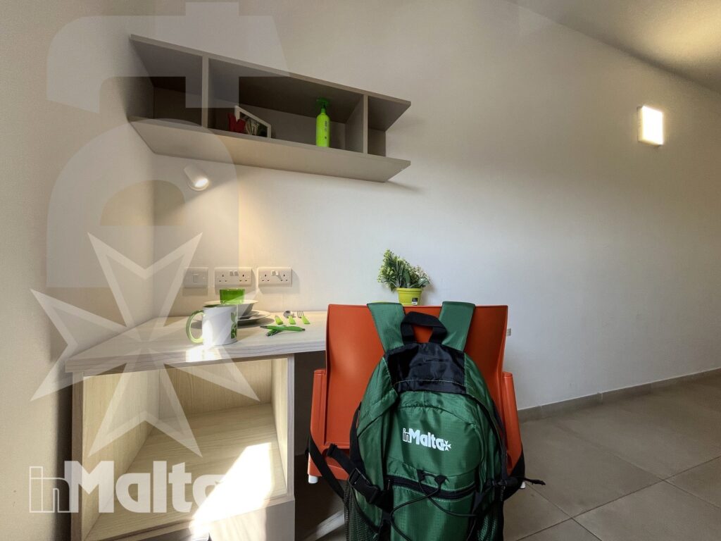 Scrivania e zona studio della camera doppia Campus inMalta