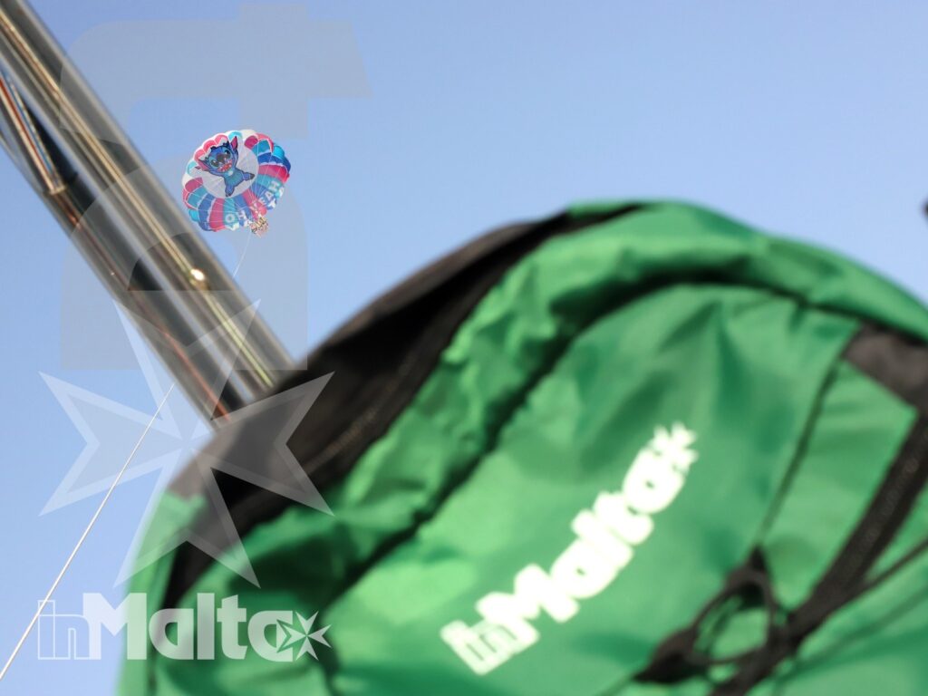 Parasailing sul mare a Malta - Vacanza Studio Parasailing a Malta visto dalla barca durante una vacanza studio