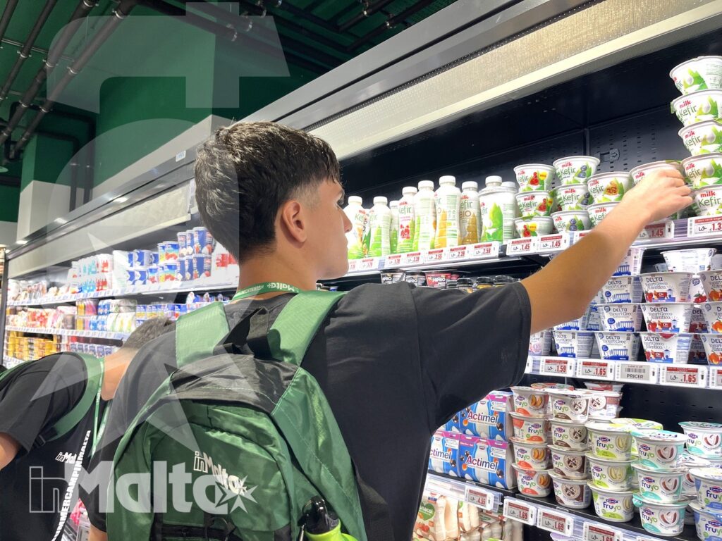 Spesa nel supermercato del Campus - Welbee's inMalta Ragazzo durante la spesa nel reparto frigo del supermercato Welbee's del Campus inMalta