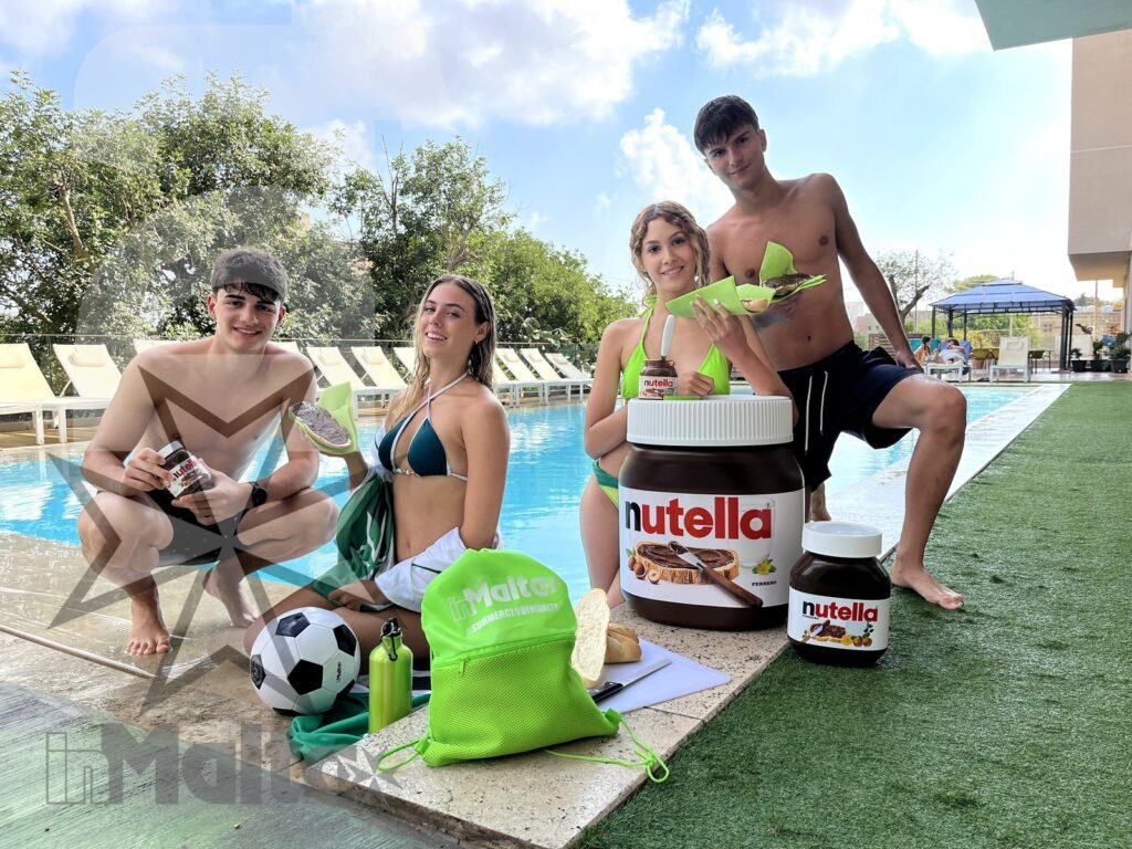 Ragazzi al Campus inMalta durante un momento di relax a bordo piscina