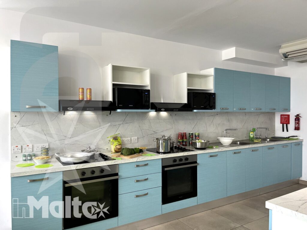 Cucina comune attrezzata - Campus inMalta Cucina comune del Campus inMalta con piano cottura, forno e pensili