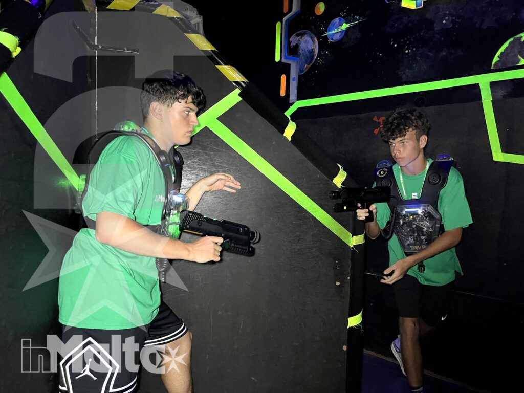 Studente inMalta con fucile laser durante una sfida nell'arena