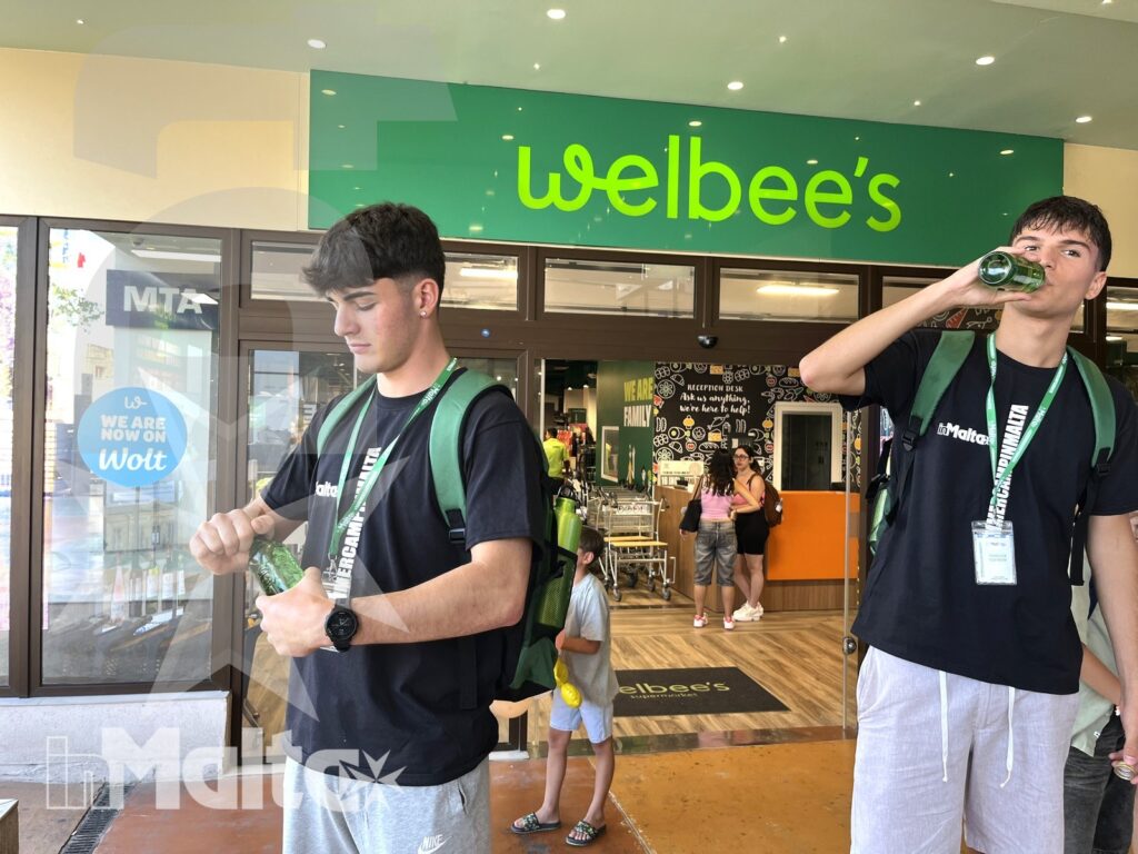 Welbee's all'interno del Campus - inMalta Ragazzi davanti al supermercato Welbee's situato all'interno del Campus inMalta
