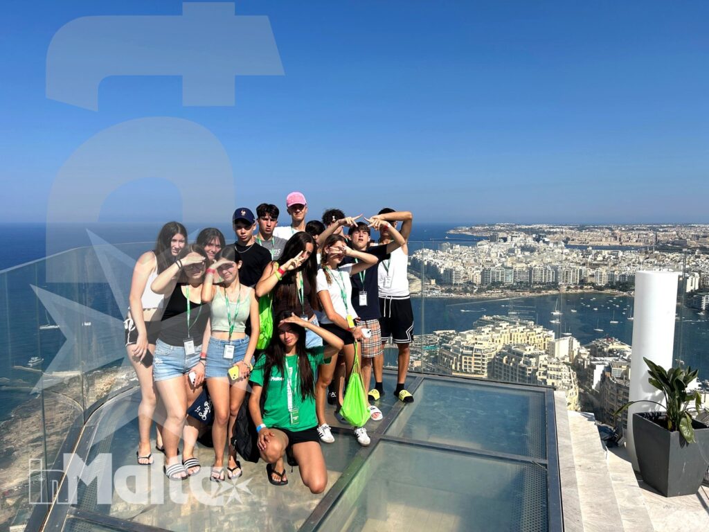 Corsisti inMalta sul tetto delle Mercury Towers con vista panoramica sulla costa maltese