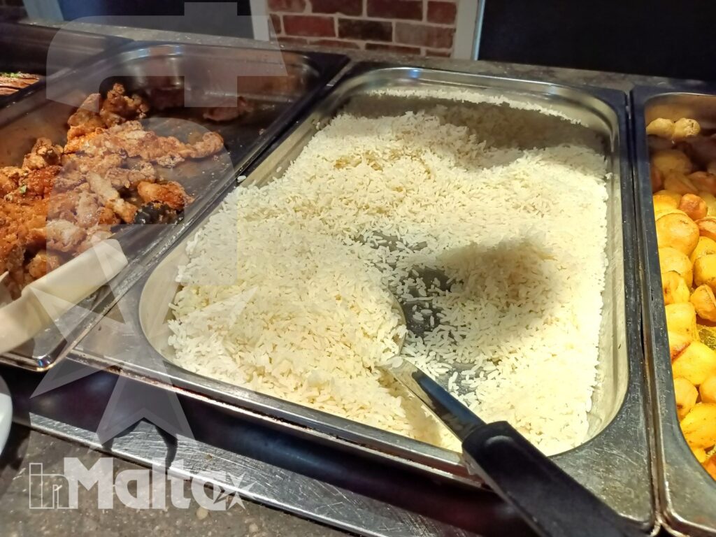 Salini Resort - Pietanza gratinata al buffet caldo Pietanza gratinata con crosta dorata servita nel buffet caldo