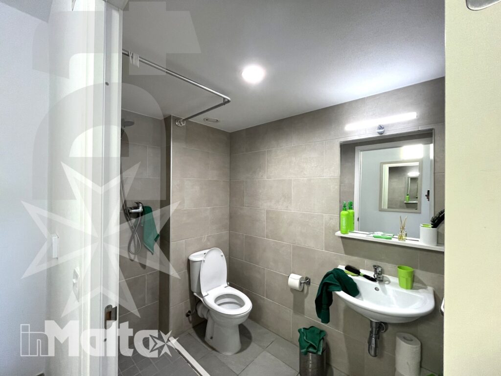 Bagno privato della camera doppia del Campus inMalta