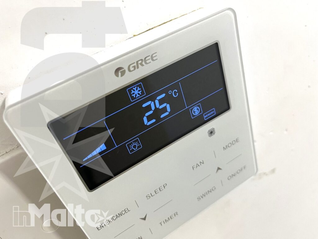 Pannello di controllo della climatizzazione nella camera del Campus inMalta