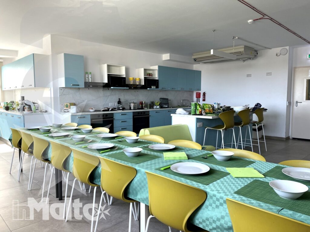 Cucina comune con grande tavolo - Campus inMalta Cucina comune del Campus inMalta con grande tavolo e sedie