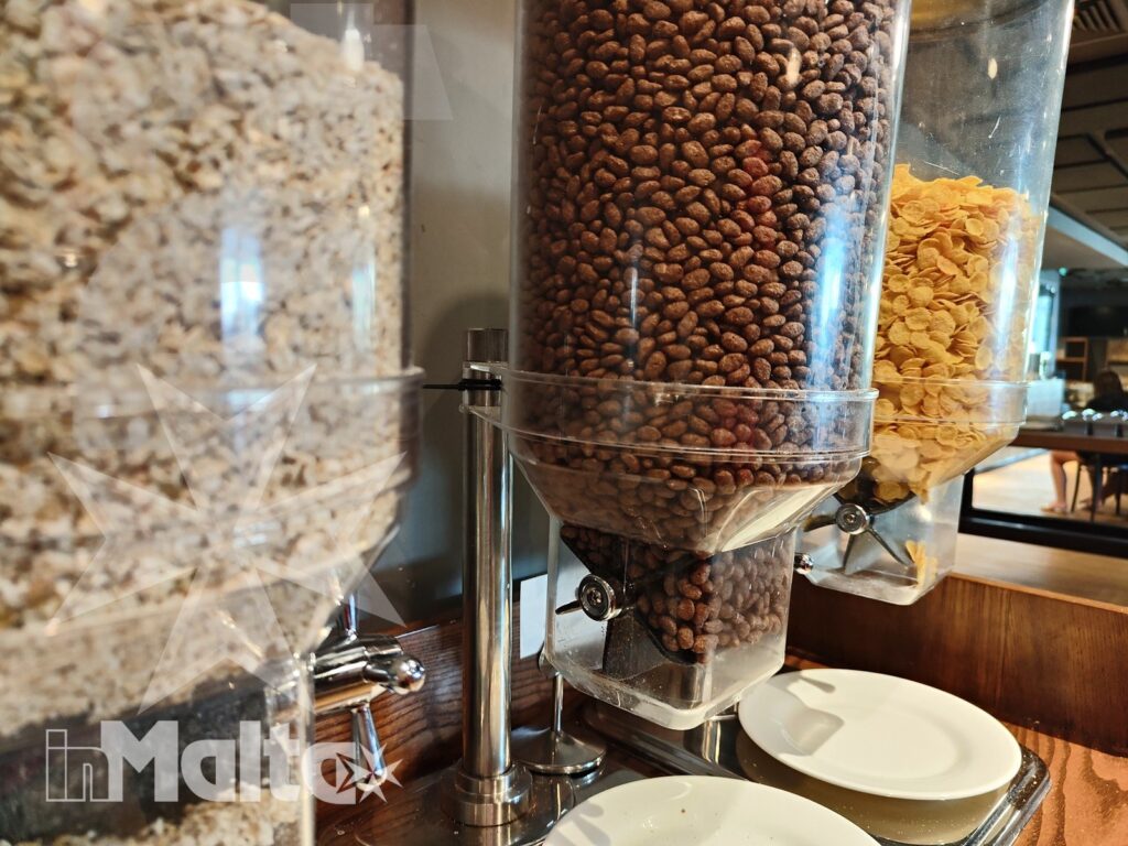 Salini Resort - Cereali al cioccolato per la colazione Distributore di cereali al cioccolato per la colazione al ristorante Vecchia Napoli del Salini Resort