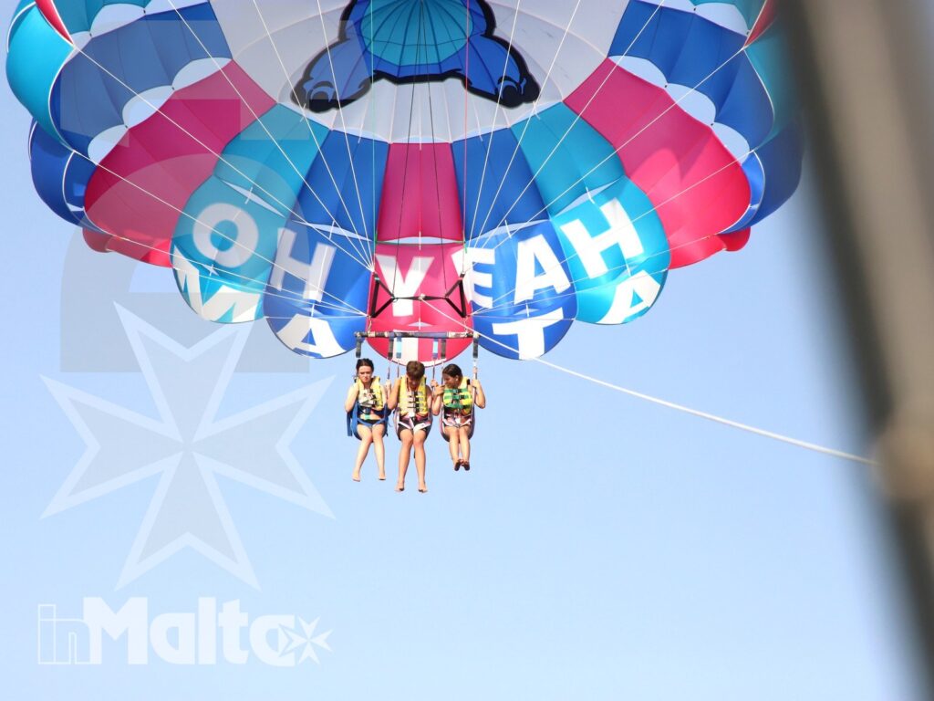 Parasailing durante una vacanza studio a Malta Ragazzi in parasailing sul mare durante una vacanza studio a Malta