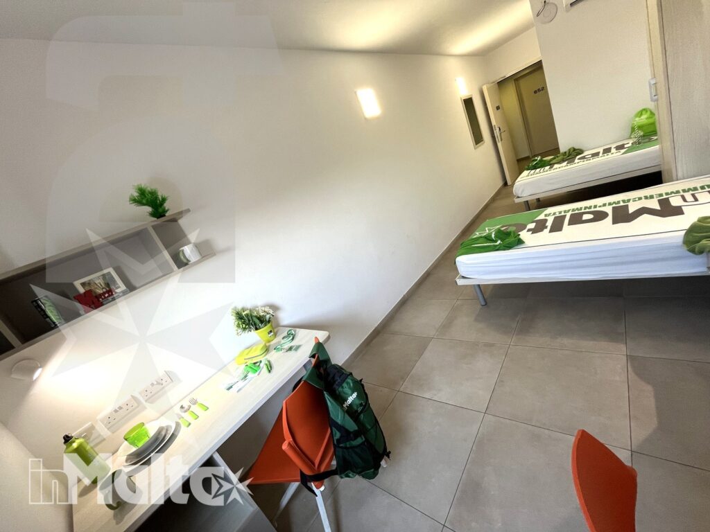 Camera doppia Campus inMalta con letto singolo, scrivania e armadio