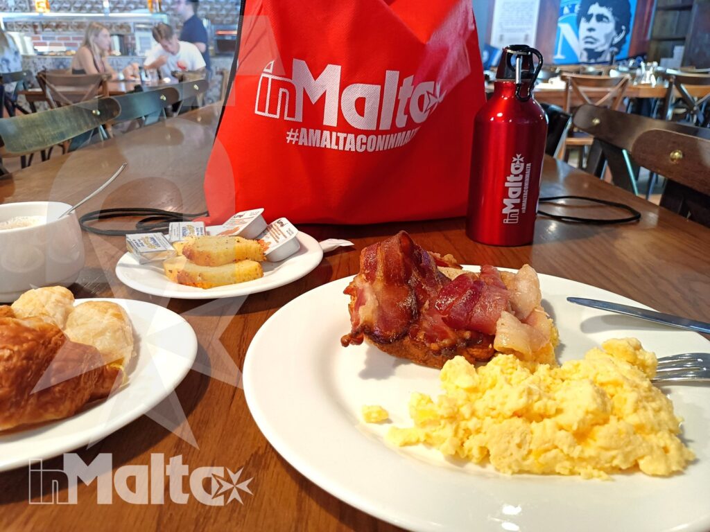 Salini Resort - Uova strapazzate e bacon a colazione Piatto con uova strapazzate, bacon e preparazioni calde della colazione